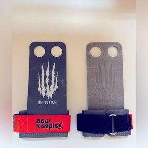NWT Bear KompleX 2 Hole Grips for Crossfit and Gymnastics - size Small, unisex